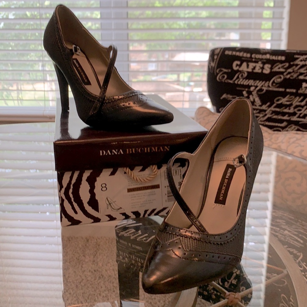 Dana Buchman black leather 3.5 inch heels
